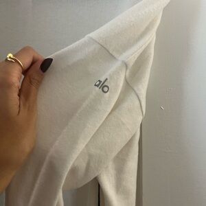 Alo yoga Cream Sweatshirt
Brand new with the tag logo on sleeve